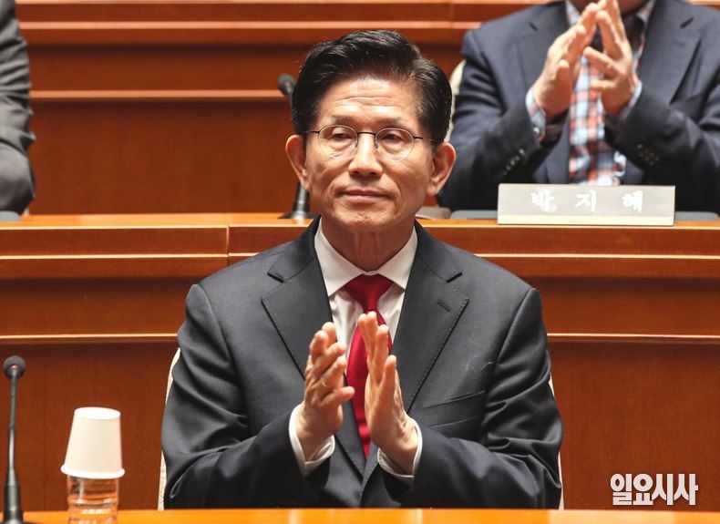 김문수 국민의힘 대선후보가 지난 9일, 서울여의도 국회서 열린 국민의힘 의원총회에 참석해 손뼉을 치고 있다. ⓒ문경덕 기자