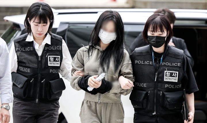 축구 국가대표팀 주장 손흥민(32·토트넘 홋스퍼) 선수를 상대로 협박한 혐의를 받는 20대 여성 A씨가 지난 17일 서울 서초구 서울중앙지방법원서 열린 영장실질심사에 출석하고 있다. ⓒ뉴시스