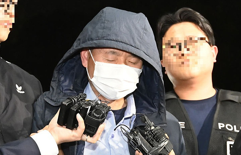 경기 시흥시 정왕동서 2명을 살해하고 2명에게 흉기를 휘둘러 다치게 한 혐의로 체포된 차철남이 지난 19일 오후 경기 시흥경찰서로 압송되고 있다. ⓒ뉴시스