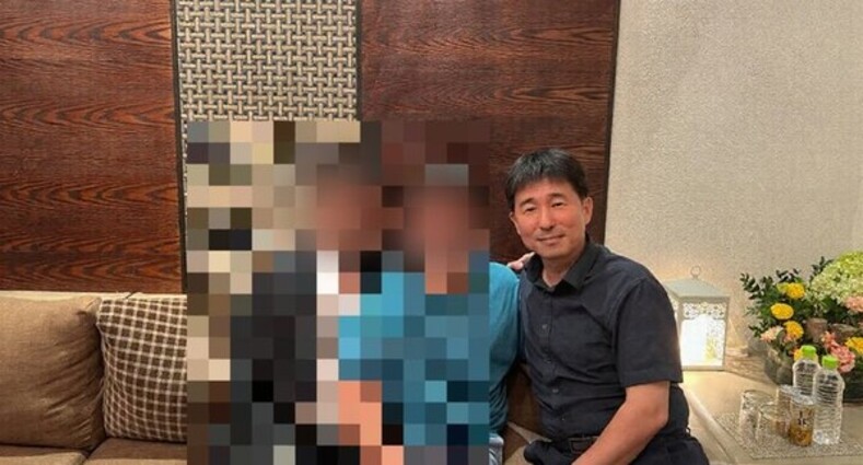 최근 지귀연 서울중앙지법 부장판사가 자신의 '룸살롱 술 접대' 의혹을 전면 부인한 데 대해 지난 19일, 더불어민주당이 증거 사진 2장을 추가로 공개했다. 사진은 지 부장판사가 동석자 2명과 나란히 앉아 있는 모습 ⓒ더불어민주당