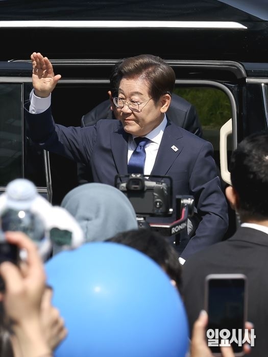 이재명 더불어민주당 대선후보가 지난 12일, 서울 중구 청계광장서 열린 중앙선거대책위원회 출범식에 참석해 지지자들에게 손을 흔들어보이고 있다. ⓒ고성준 기자