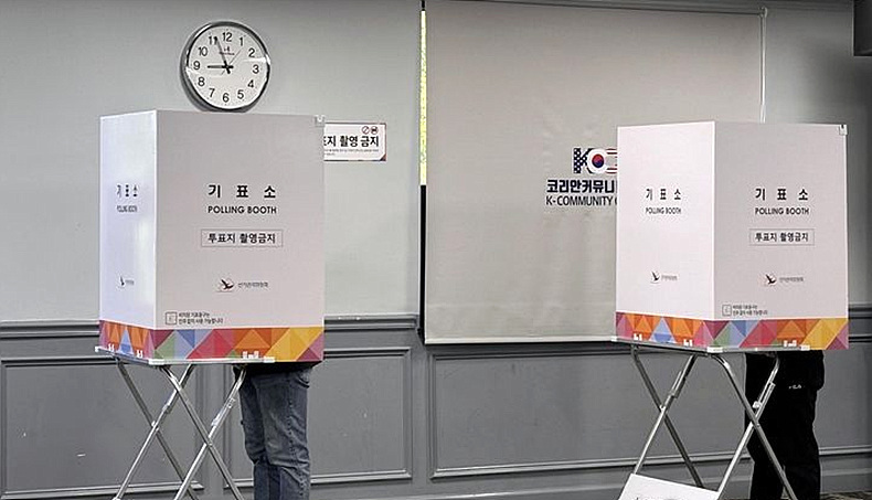 20일(현지시각) 미국 버지니아주 알렉산드리아 코리안커뮤니티센터에 마련된 제21대 대통령선거 재외투표 투표소서 유권자들이 기표하고 있다. ⓒ뉴시스