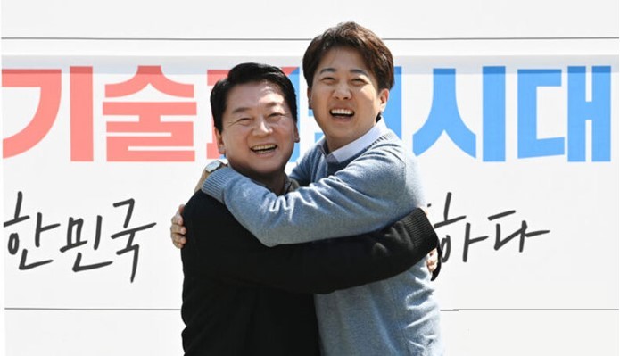 21일 안철수 국민의힘 공동선거대책위원장(사진 왼쪽)이 이준석 개혁신당 대선후보 행사에 동참했다. 사진은 지난달 25일, 경기도 성남시 판교 테크노밸리 광장서 ‘AI 과학기술 패권’ 주제로 한 토크콘서트에 앞서 두 사람이 포옹하고 있는 모습 ⓒ뉴시스