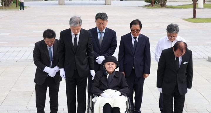 지난 19일, 노태우 전 대통령의 부인 김옥숙 여사(사진 가운데)와 아들 노재헌 동아시아문화센터 이사장(왼쪽서 두 번째) 등 관계자들이 ‘국립 5·18민주묘지’를 방문해 참배하고 있다. ⓒ뉴시스