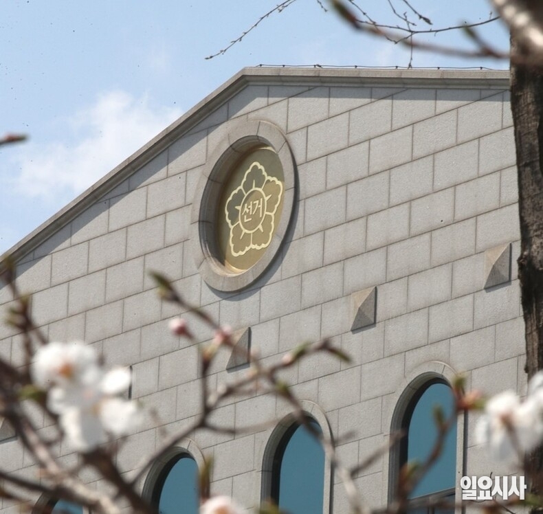 22일 중앙선거관리위원회가 제21대 국회의원 선거 당시 부정선거 의혹을 다룬 다큐멘터리 영화 <부정선거, 신의 작품인가>에 대해 “음모론을 부추기고 있다”며 유감을 표했다. 사진은 경기도 과천시 소재의 중앙선거관리위원회 과천청사 전경. ⓒ문경덕 기자