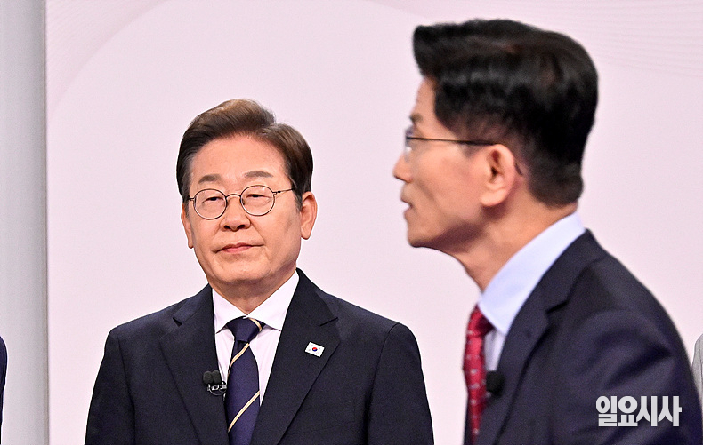 김문수 국민의힘 대선후보가 18일 서울 마포구 SBS프리즘타워서 열린 중앙선거방송토론위원회 주관 제21대 대통령선거 후보자 토론회에 참석하고 있다. 사진 왼쪽은 이재명 더불어민주당 대선후보 ⓒ국회사진기자단