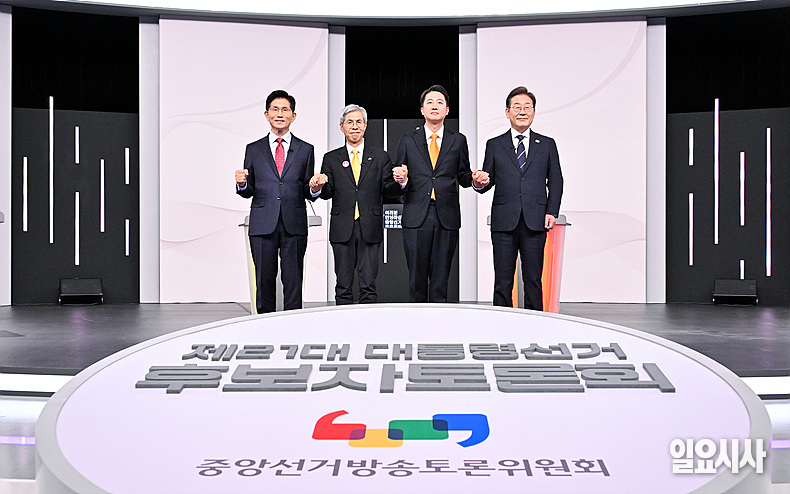 지난 18일 서울 마포구 SBS프리즘타워서 열린 중앙선거방송토론위원회 주관 제21대 대통령선거 후보자 토론회서 각 정당 대선후보들이 선전을 다짐하고 있다. 사진 왼쪽부터 김문수(국민의힘)·권영국(민주노동당)·이준석(개혁신당)·이재명(더불어민주당) 대선후보 ⓒ국회사진기자단