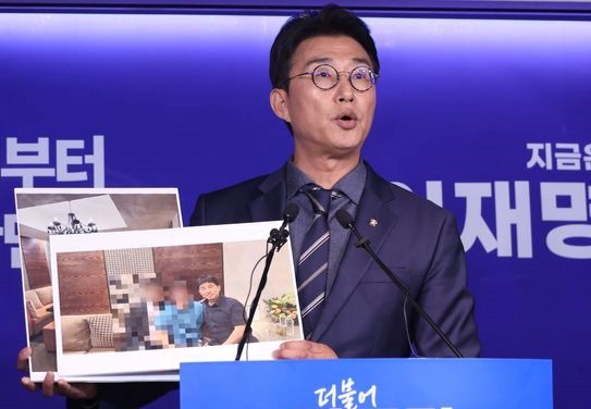 지난 22일 지귀연 서울중앙지방법원 부장판사가 자신의 '룸살롱 접대 의혹'에 대해 대법원에 소명서를 제출했다. 사진은 지난 19일 노종면 더불어민주당 선거대책위원회 대변인이 여의도 중앙당사 브리핑서 지 부장판사가 나온 추가 사진자료를 공개하는 모습 ⓒ뉴시스