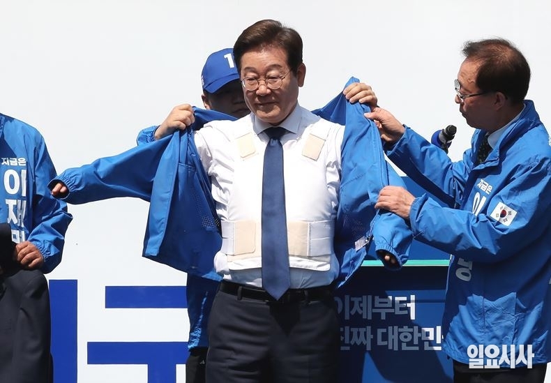 지난 12일, 서울 청계광장서 열린 더불어민주당 이재명 대선후보 출정식에 앞서 이 후보가 방탄조끼를 착용하고 있다. ⓒ고성준 기자