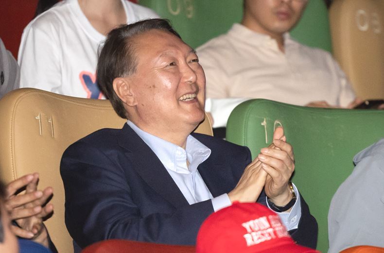 지난 21일, 부정선거 의혹을 다룬 다큐멘터리 영화 <부정선거, 신의 작품인가>를 관람한 뒤 박수 치는 윤석열 전 대통령 ⓒ뉴시스