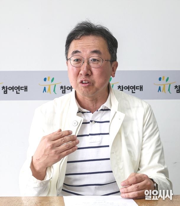 <일요시사> 창간 29주년 특집 인터뷰 중인 유성진 참여연대 의정감시센터 소장 ⓒ문경덕 기자