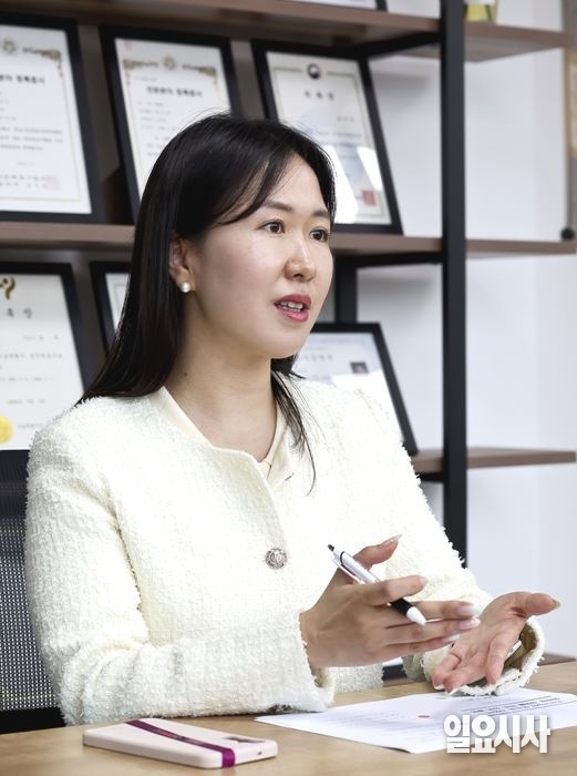 <일요시사> 29주년 창간특집 인터뷰 중인 송지은 새로운 미래를 위한 청년 변호사 모임 대표 ⓒ고성준 기자
