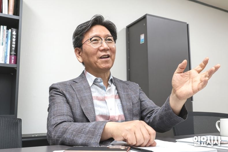 우봉식 전 대한의사협회 의료정책연구원장이 <일요시사> 29주년 창간특집 인터뷰를 갖고 있다. ⓒ문경덕 기자