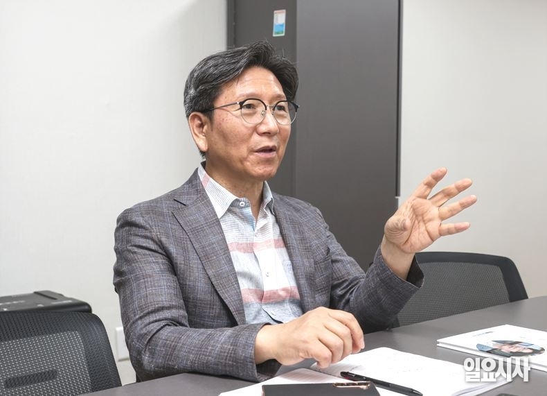 <일요시사> 창간 29주년 특집 인터뷰 중인 우봉식 전 대한의사협회 의료정책연구원장 ⓒ문경덕 기자