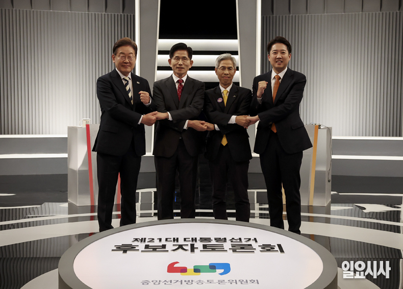 지난 23일 서울 영등포구 여의도 KBS 스튜디오서 열린 중앙선거방송토론위원회 주관 제21대 대통령선거 후보자 2차 토론회에 앞서 (왼쪽부터) 이재명 더불어민주당, 김문수 국민의힘, 권영국 민주노동당, 이준석 개혁신당 대선후보가 기념촬영을 하고 있다. ⓒ고성준 기자