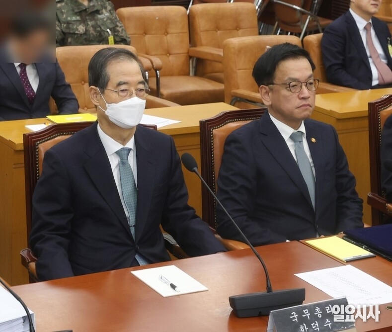지난 2월6일 ‘윤석열정부의 비상계엄 선포를 통한 내란 혐의 진상규명 국정조사특별위원회 제3차 청문회’에 출석한 한 전 총리와 최 전 부총리 ⓒ문경덕 기자