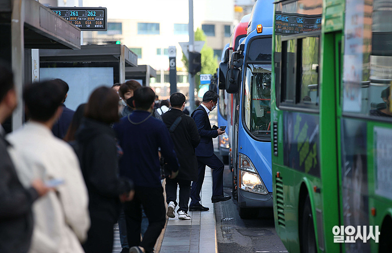 서울 시내버스 노동조합이 28일 예정된 파업을 유보하면서 우려됐던 출근길 대란이 일단 피해졌다. 사진은 서울역 인근의 한 버스 정류장 ⓒ<일요시사> DB