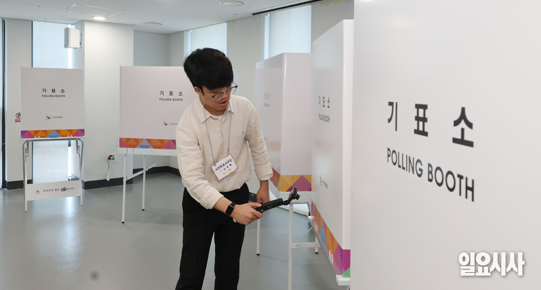 제21대 대통령선거 사전투표 첫날인 29일, 오후 1시 기준 전국 투표율이 10.51%로 집계됐다. 사진은 전날 서울 중구 신당동 신당누리센터에 마련된 사전투표소서 관계자들이 탐지기를 이용해 불법 촬영 카메라 점검을 하고 있는 모습 ⓒ문경덕 기자