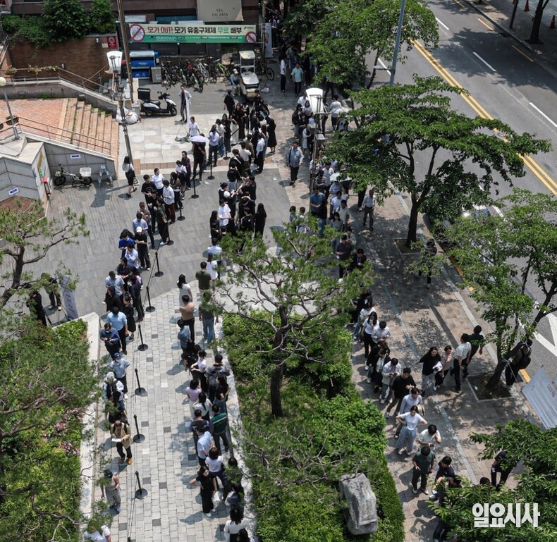 제21대 대통령 선거 사전 투표 첫날인 29일 오후, 서울 강남구 역삼1동 주민센터에 마련된 사전투표소서 유권자들이 투표를 하고 있다. ⓒ문경덕 기자