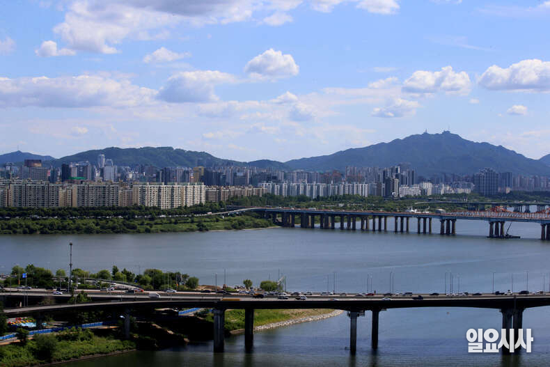 30일 오늘의 날씨는 전국이 대체로 맑겠다. 다만 오전부터 경상권 동부는 가끔 구름이 많겠다. ⓒ<일요시사> DB