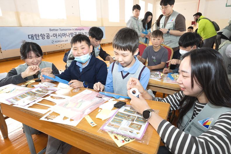 대한항공·아시아나항공 양사 임직원들이 바가노르구 인근의 몽골 군갈루타이 국립학교와 볼로브스롤 국립학교에서 재능기부 봉사활동을 하는 모습