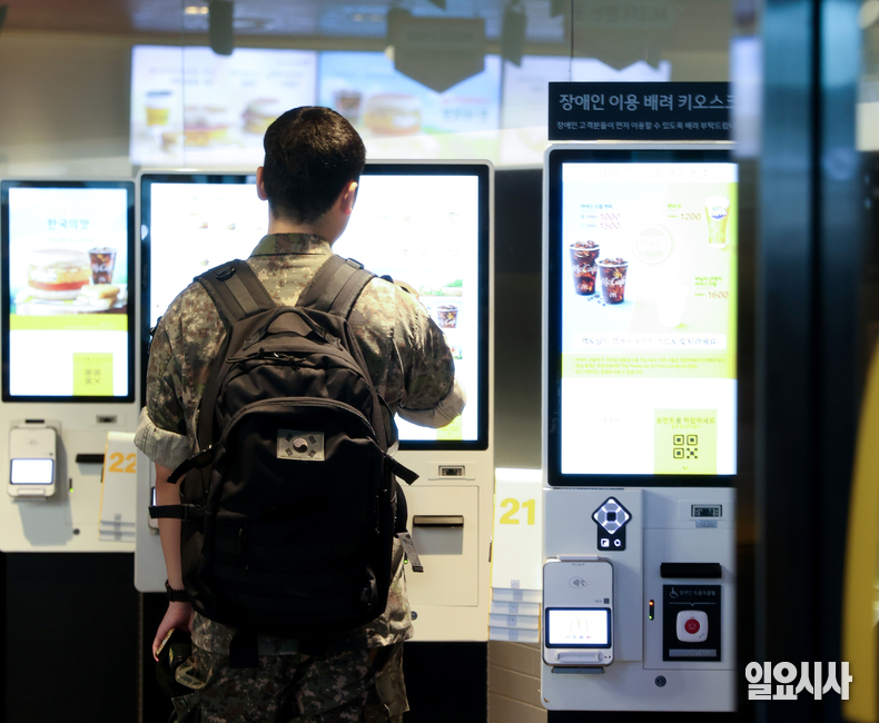 지난달 국방부가 마련한 ‘병 인사관리 훈령 개정안’이 이르면 내달 일선 부대부터 적용될 예정이다. 사진은 서울 용산구 서울역서 국군 장병이 음식을 주문하는 모습 ⓒ문경덕 기자