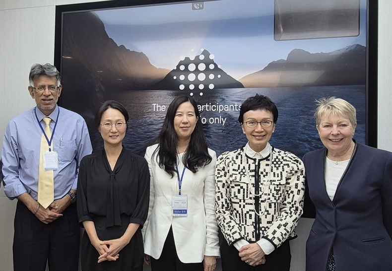 지난 27일, 홍콩서(사진 왼쪽부터)아마르 길 ACGA 사무총장, 박유경 APG자산운용 EM주식부문장, 윤재원 신한지주 이사회 의장, 카 시 리우 홍콩신탁이사회협회장, 프루 베넷 브런즈윅그룹 파트너가 기념촬영을 하고 있다.