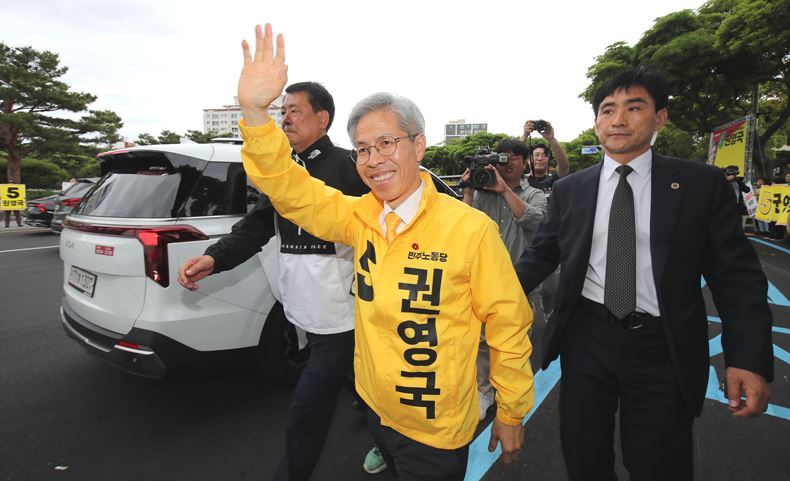 권영국 민주노동당 대선후보가 지난 21일, 제주 신제주로터리 인근서 선거 유세를 갖고 있다. ⓒ뉴시스