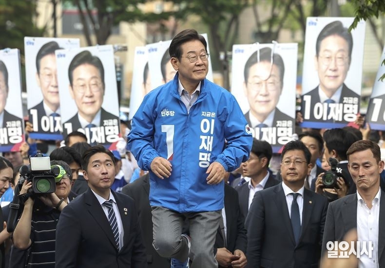 연단 오르는 이재명 더불어민주당 대선후보 ⓒ고성준 기자