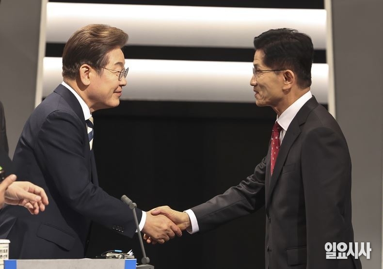 지난달 23일, 서울 여의도동 KBS 스튜디오서 열린 TV 토론회에 앞서 악수 나누는 이재명 더불어민주당 대선후보(사진 왼쪽)와 김문수 국민의힘 대선후보 ⓒ고성준 기자