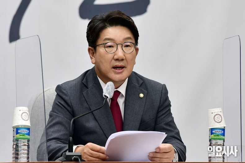대통령선거를 하루 앞둔 2일, 자신의 페이스북에 이준석 개혁신당 대선후보에게 김문수 국민의힘 대선후보와의 단일화를 촉구하는 글을 게재한 권성동 원내대표 ⓒ고성준 기자