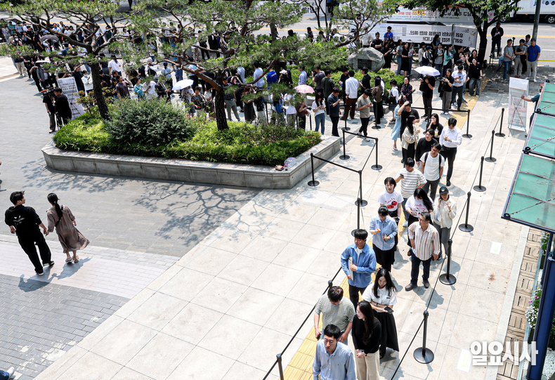 제21대 대통령선거일인 3일, 오후 4시 기준 투표율이 71.50%를 기록했다. 사진은 투표소서 유권자들이 투표하기 위해 줄을 서 있는 모습 ⓒ문경덕 기자
