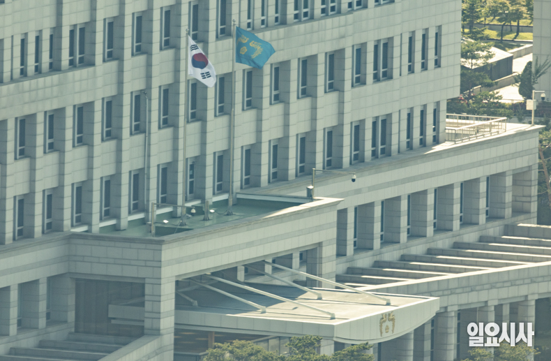 제21대 대통령의 임기가 시작된 4일, 서울 용산구 대통령실 청사에 태극기와 함께 봉황기가 게양돼다. ⓒ공동사진취재단
