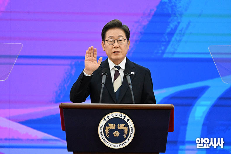 이재명 대통령이 4일 오전, 서울 여의도 국회 로텐더홀서 열린 제21대 대한민국 대통령 취임 선서를 하고 있다. ⓒ문경덕 기자