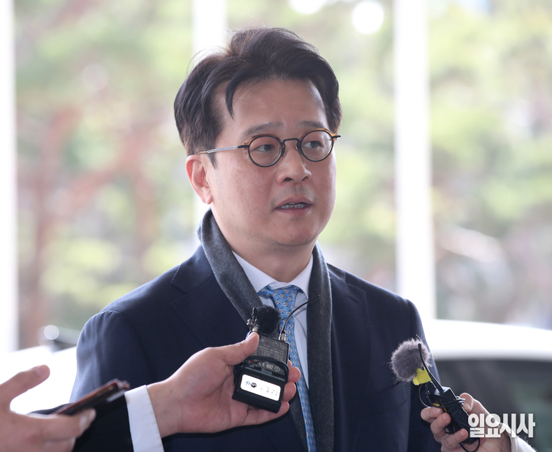 이창수 중앙지방검찰청장과 조상원 4차장검사의 사직서가 4일, 전격 수리된 것으로 확인됐다. 사진은 지난 3월13일, 이 지검장이 직무에 복귀해 서울 서초구 서울중앙지검으로 출근하며 탄핵소추안 기각에 대한 입장을 밝히는 모습 ⓒ문경덕 기자