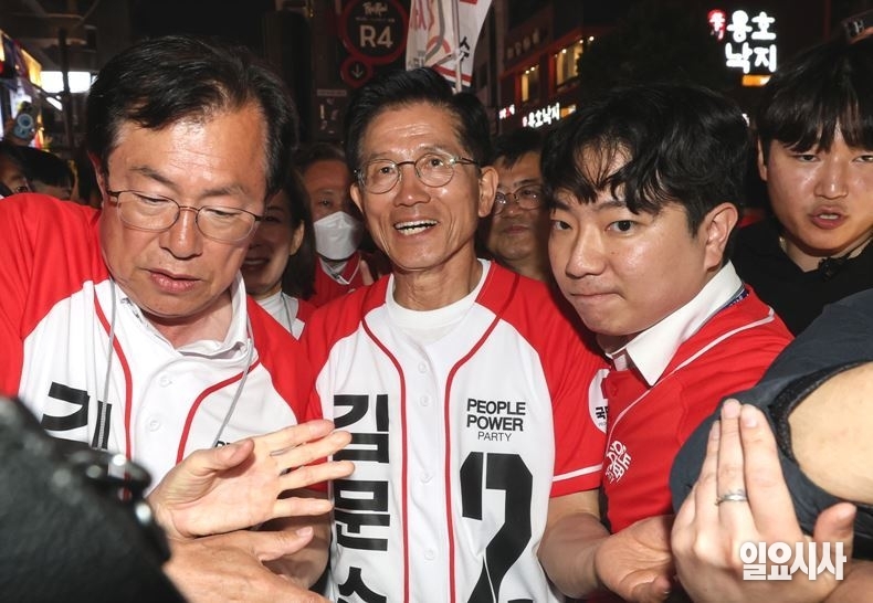 김문수 국민의힘 대통령 후보가 지난 2일, 서울 마포구 KT&G상상마당서 시민들에게 지지를 호소하고 있다. ⓒ문경덕 기자