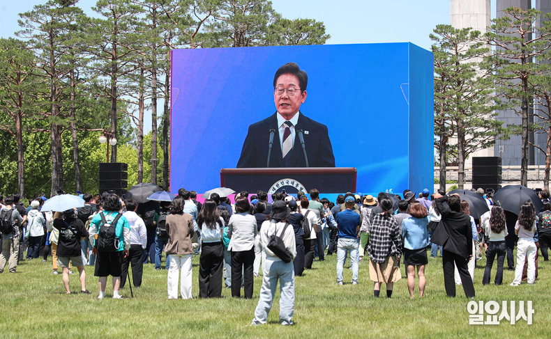5일, 북한 관영매체 <조선중앙통신>이 이재명 대통령 당선을 보도하며 한국의 제21대 대통령선거에 대해 처음 언급했다. 사진은 지난 4일, 서울 여의도 국회 잔디밭서 시민들이 이 대통령 취엄 선서 중계를 시청하는 모습 ⓒ문경덕 기자