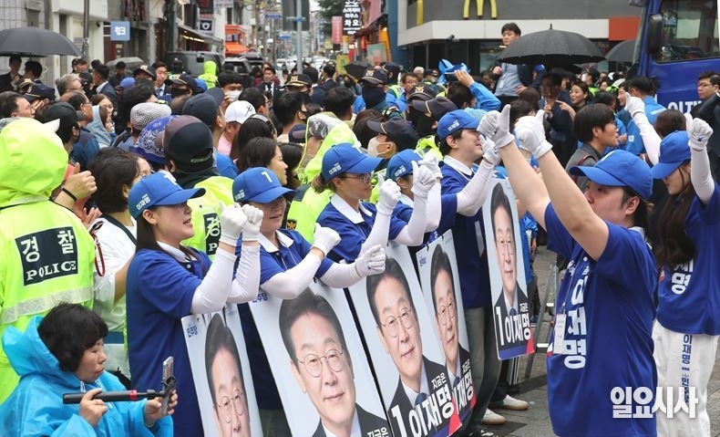 지난달 20일, 경기도 의정부시의 태조 이성계상 앞에서 이재명 더불어민주당 대선후보 선거운동원들이 선거 유세를 갖고 있다. ⓒ고성준 기자
