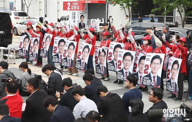 지난달 19일, 김문수 국민의힘 대선후보 선거운동원들이 서울 중랑구 소재의 청계광장서 유세를 갖고 있다. ⓒ문경덕 기자