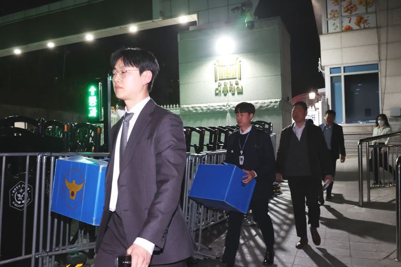 지난 4월16일, 경찰 비상계엄 특별수사단이 대통령실 압수수색 마친 후 차량으로 압수수색물을 옮기고 있다. ⓒ뉴시스