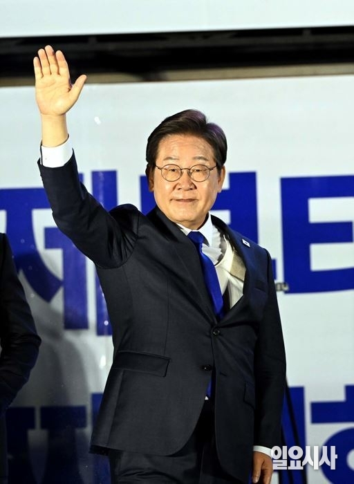 지지자들에게 손 흔들어보이는 이재명 대통령 ⓒ고성준 기자