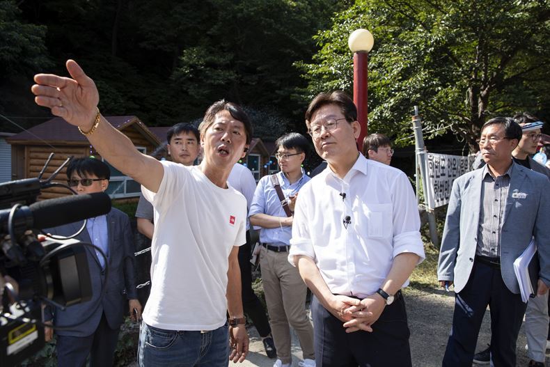 계곡을 시찰 중인 이재명 당시 경기도지사 ⓒ뉴시스