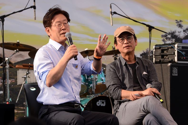 지난 2017년 5월20일, 토크 콘서트에 참가해 발언하는 이재명 당시 성남시장. 사진 오른쪽은 노무현정부 시절에 보건복지부 장관을 지냈던 유시민 작가 ⓒ뉴시스