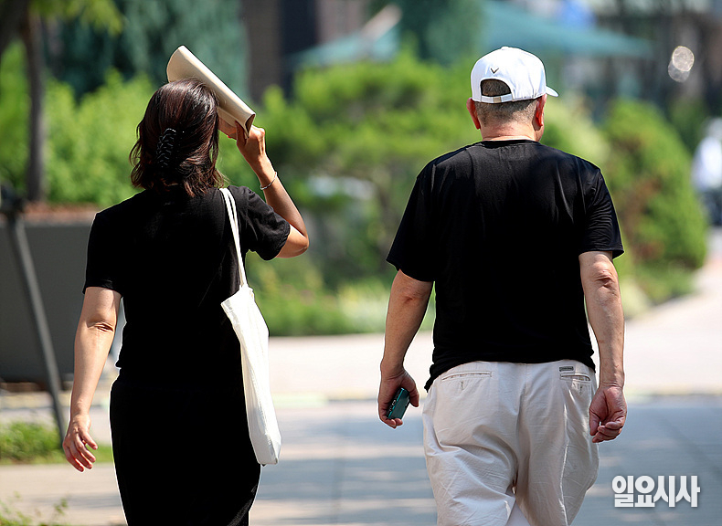 10일 오늘의 날씨는 낮 최고기온이 33도까지 오르며 더위가 기승을 부리겠다. ⓒ문경덕 기자