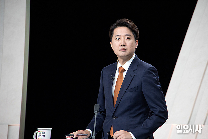 지난달 27일 서울 상암 MBC스튜디오서 열린 21대 대선후보 3차 토론회에 참석한 개혁신당 이준석 후보가 토론회를 준비하고 있다. ⓒ국회사진기자단