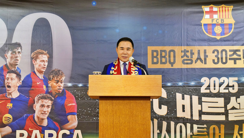윤홍근 제너시스BBQ 회장이 10일, 서울 소공동 롯데호텔서 열린 창사 30주년 행사장서 발언하고 있다. ⓒ제너시스BBQ그룹
