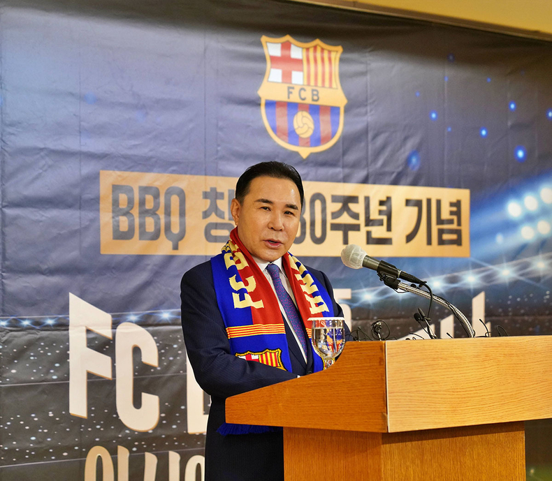 10일, 제너시스BBQ 창사 30주년 기념으로 내달 31일 예정돼있는 세계적인 스페인 축구 명가 FC바르셀로나와의 서울 경기를 공식 후원하겠다고 밝히고 있는 윤홍근 제너시스BBQ그룹 회장. ⓒ제너시스BBQ그룹