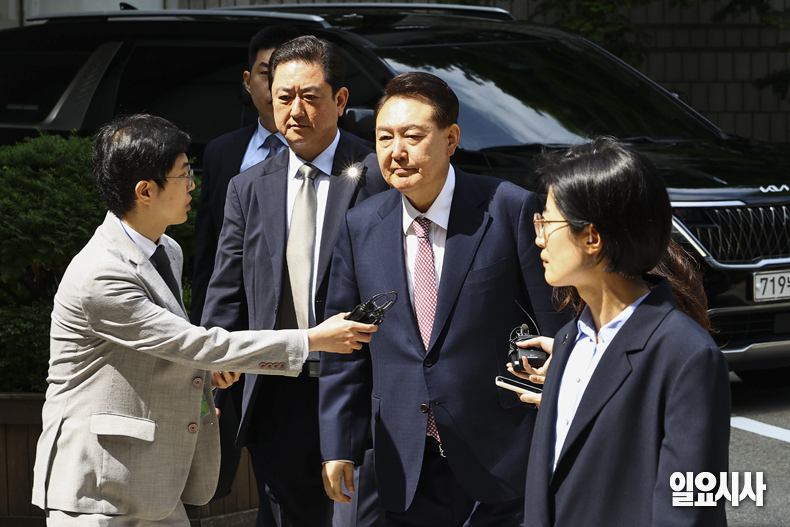윤석열 전 대통령이 지난 9일, 서울 서초구 서울중앙지방법원서 열린 내란 우두머리 혐의·직권남용 권리행사방해 혐의 사건 6차 공판에 출석하고 있다. ⓒ사진공동취재단