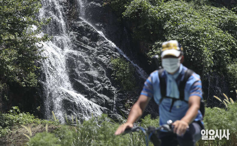 12일 오늘의 날씨는 전국이 대체로 맑겠으나 전라권, 경남권, 제주도는 대체로 흐리겠다. ⓒ고성준 기자