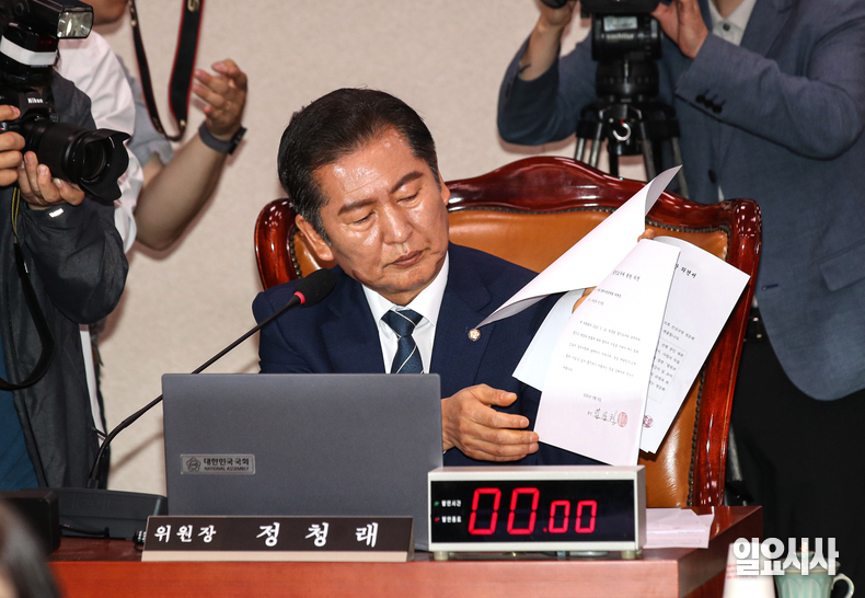 정청래 더불어민주당 의원이 국회 법제사법위원회 위원장직을 사퇴한다고 12일 공식 발표했다. 사진은 정 의원이 지난달 14일 서울 여의도 국회서 열린 법사위 전체회의 당시 조희대 대법원장을 비롯한 증인들의 출석 요구에 대한 의견서를 공개하는 모습. ⓒ문경덕 기자